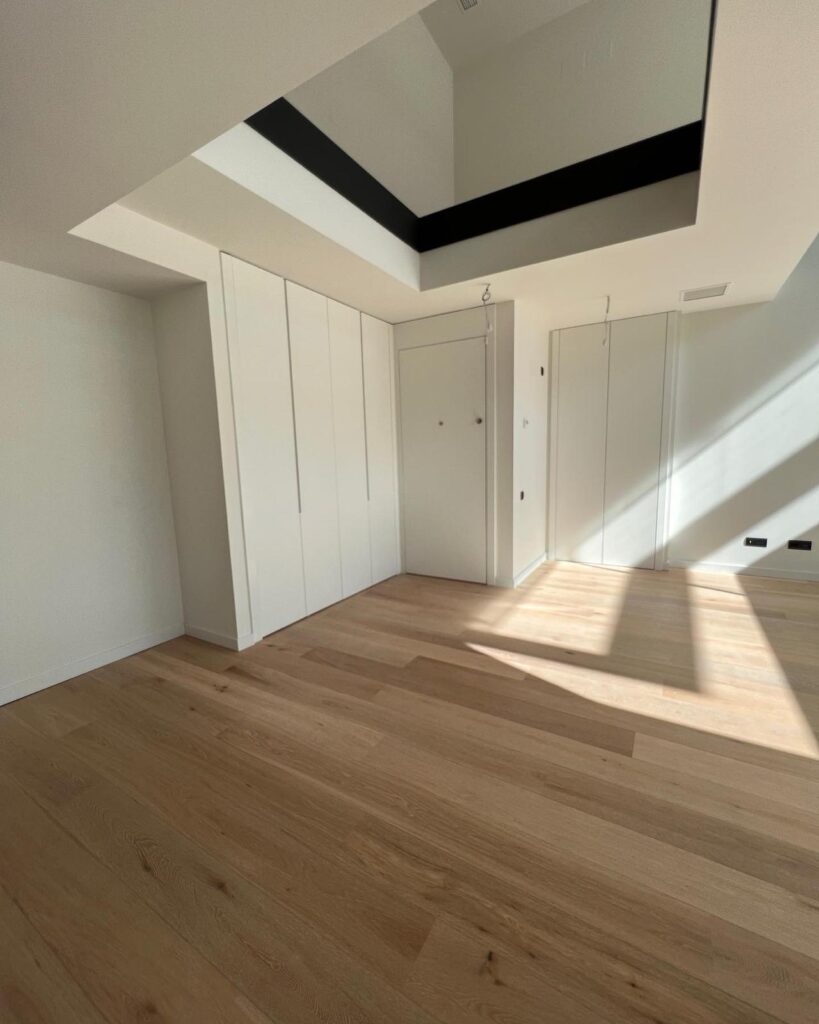 Dormitorio con tarima de tono natural instalada por Tarimas Loor