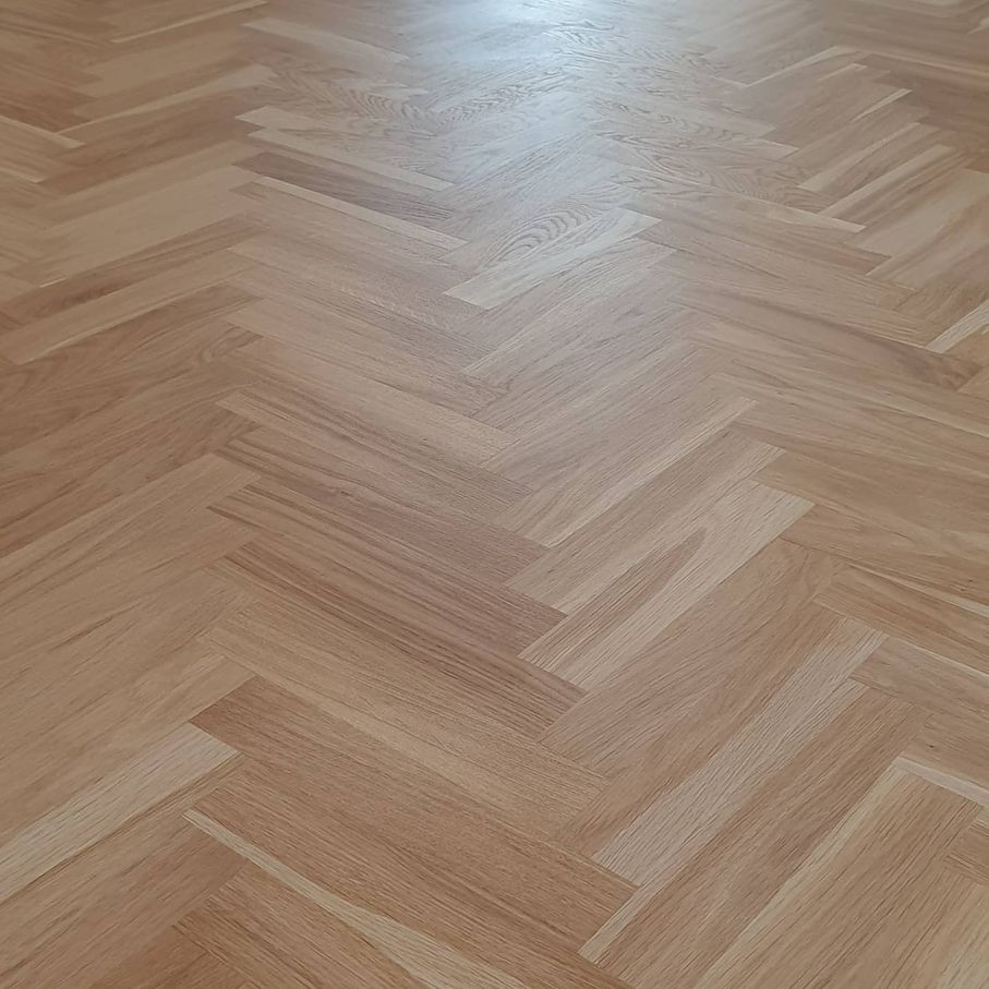 Parquet de roble en espiga instalado por Tarimas Loor en Madrid