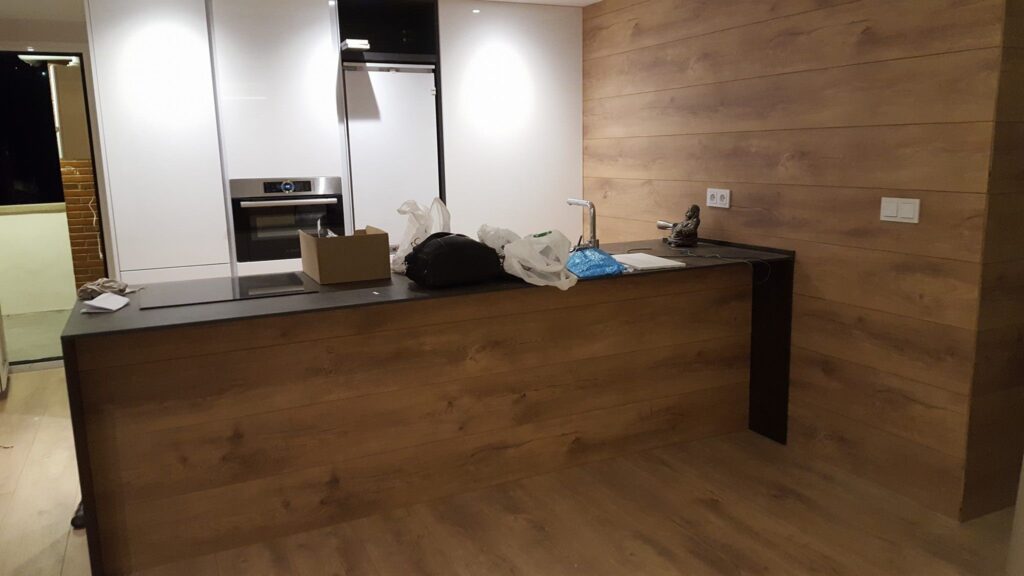 Cocina con frente de laminado colocado por Tarimas Loor en Madrid
