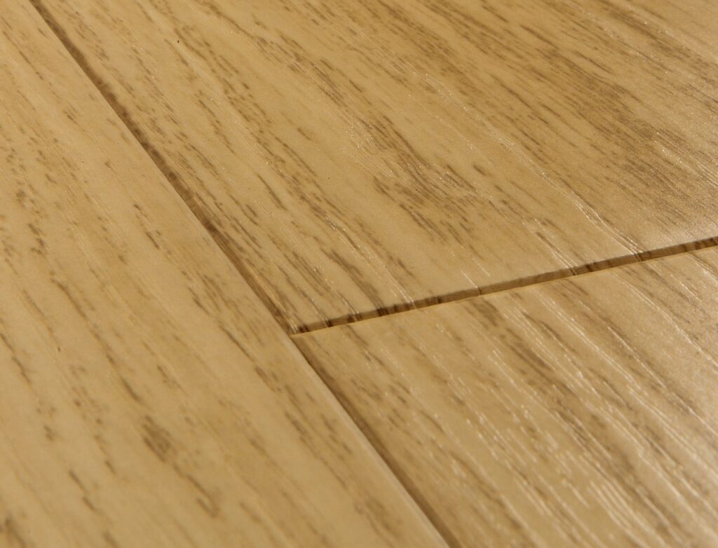 Detalle de suelo de madera terminado por Tarimas Loor en Madrid