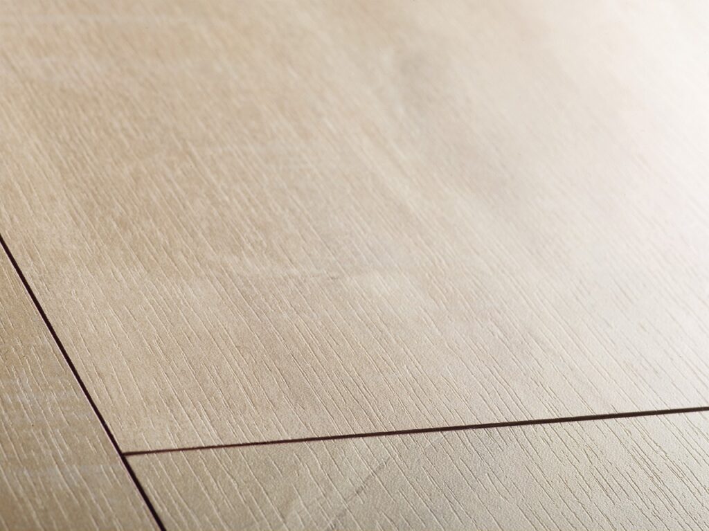 Salon con tarima de madera instalada por Tarimas Loor en Madrid