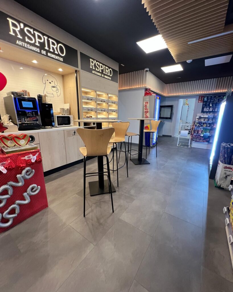 Suelo Vinílico SPC FirmFit Cerámico Antracita Estación de Servicio con Tarimas Loor