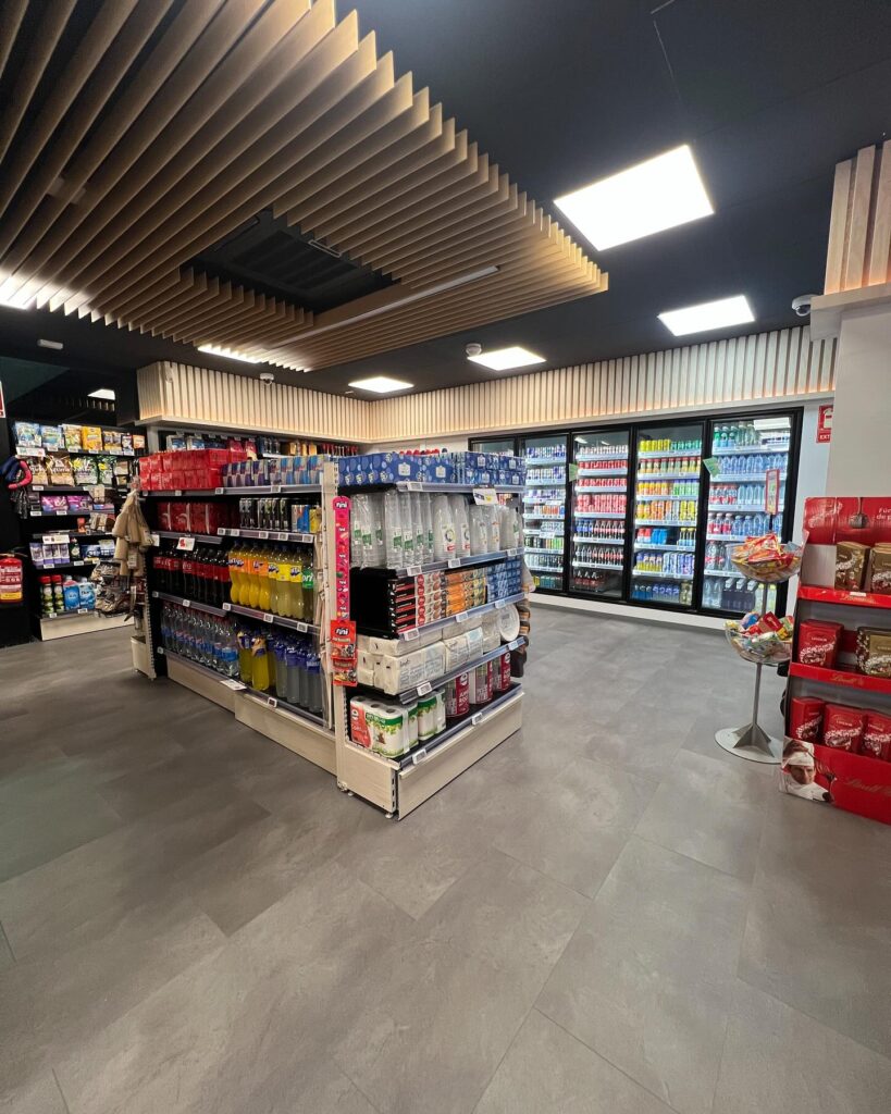 Suelo Vinílico SPC FirmFit Cerámico Antracita Estación de Servicio con Tarimas Loor