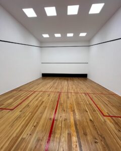 Especialistas en Pistas de Squash: Recuperación de Brillo de Madera de Pino Melix