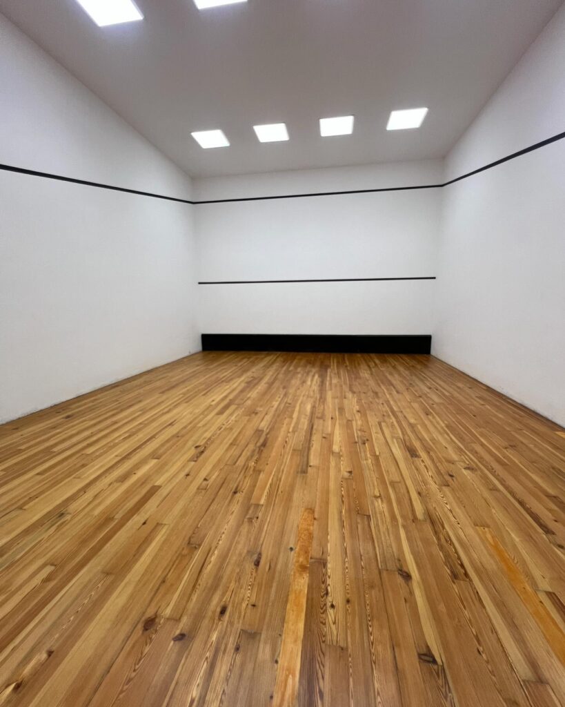Especialistas en Pistas de Squash: Recuperación de Brillo de Madera de Pino Melix