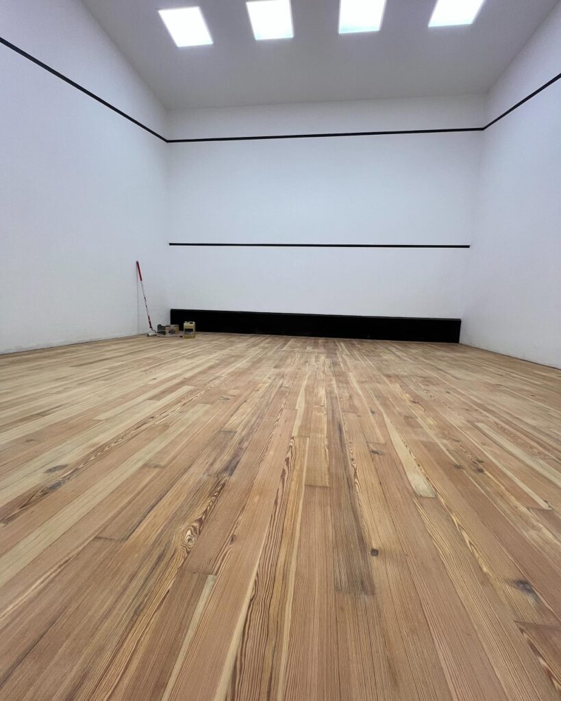 Especialistas en Pistas de Squash: Recuperación de Brillo de Madera de Pino Melix